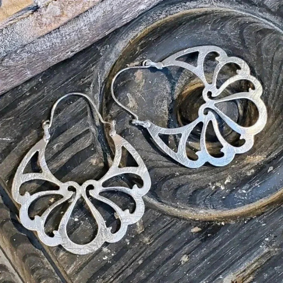Abstract Lotus Flower Elegant Silver Brushed Steel Filigree Cutout Earrings - Picture 1 of 8